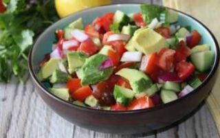 Салат з авокадо з помідорами — як готувати в домашніх умовах