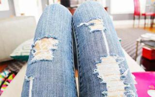 Як зробити рвані джинси в домашніх умовах: покрокова інструкція по створенню гарних дірок, потертостей, бахроми